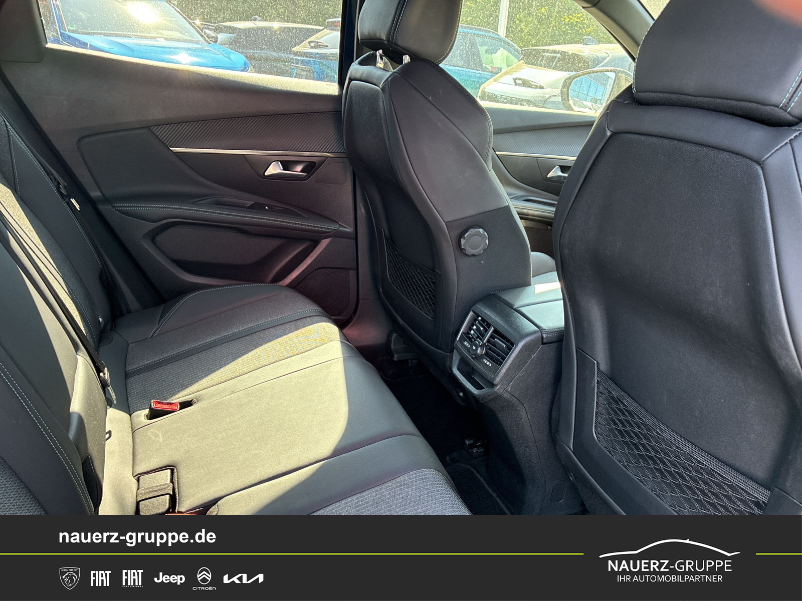 Fahrzeugabbildung Peugeot 3008 Allure Pack PureTech 130 EAT8 - mit KI generiert/bearbeitet