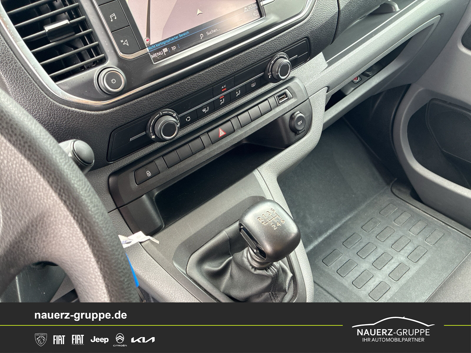 Fahrzeugabbildung Peugeot Expert Kombi L3 120 9 Sitzer