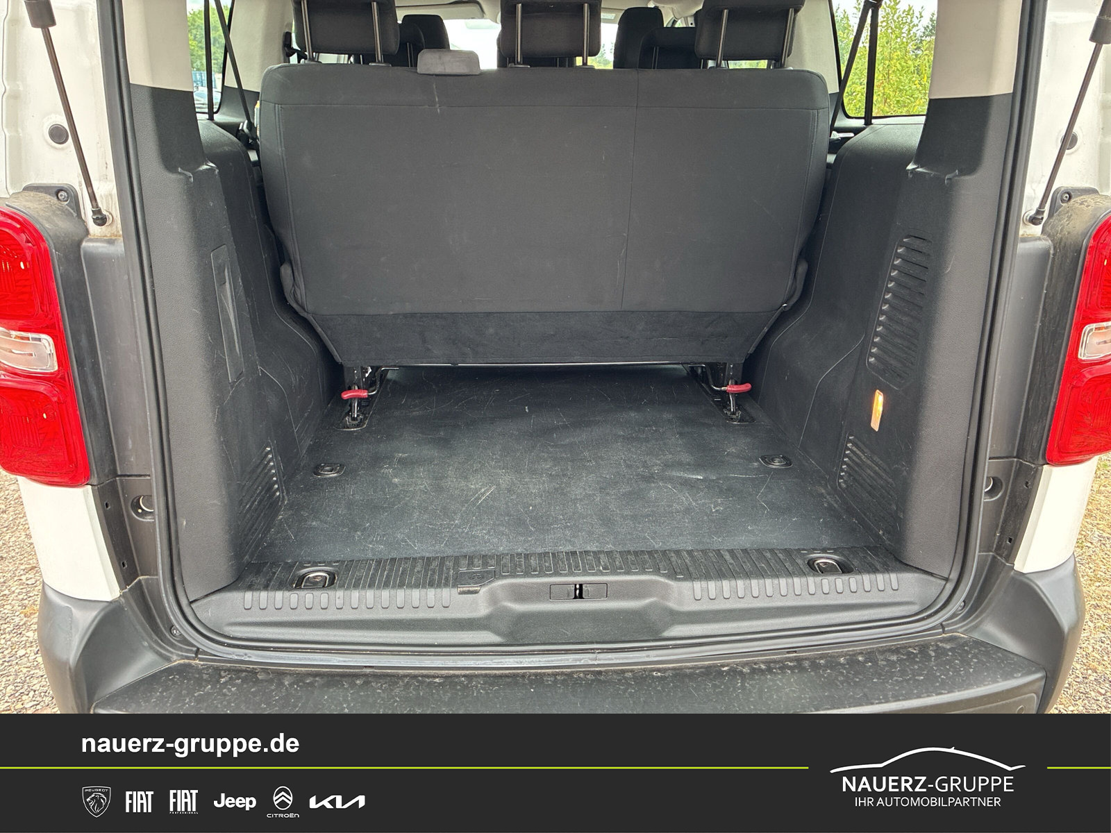 Fahrzeugabbildung Peugeot Expert Kombi L3 120 9 Sitzer