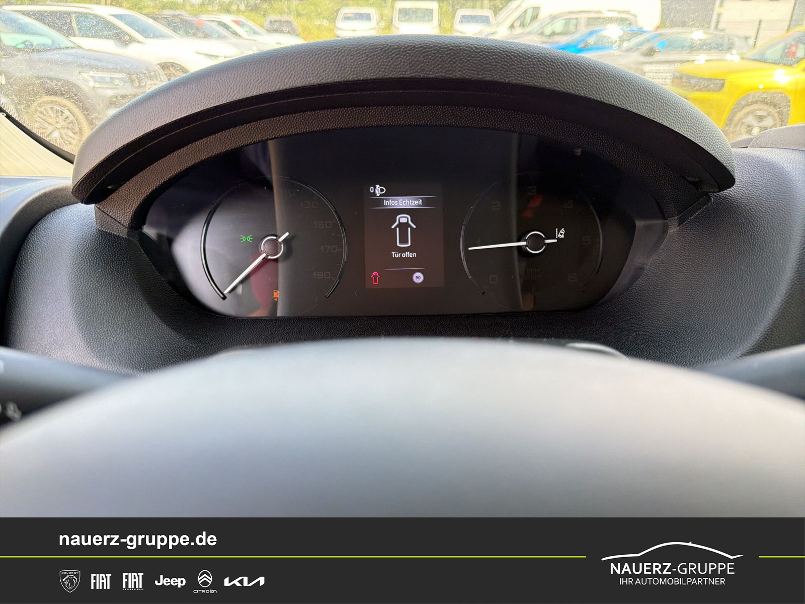 Fahrzeugabbildung Peugeot Boxer Pritsche/Kipper Doppelk. 140 335 L3 BlueHDi 140 - mit KI generiert/bearbeitet