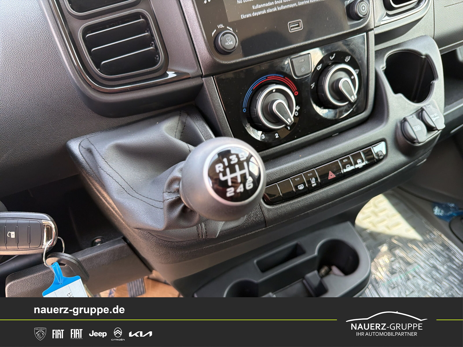 Fahrzeugabbildung Peugeot Boxer Pritsche/Kipper Doppelk. 140 335 L3 BlueHDi 140 - mit KI generiert/bearbeitet