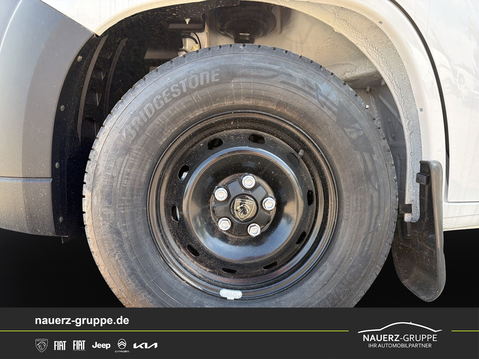 Fahrzeugabbildung Peugeot Boxer Pritsche/Kipper Doppelk. 140 335 L3 BlueHDi 140 - mit KI generiert/bearbeitet
