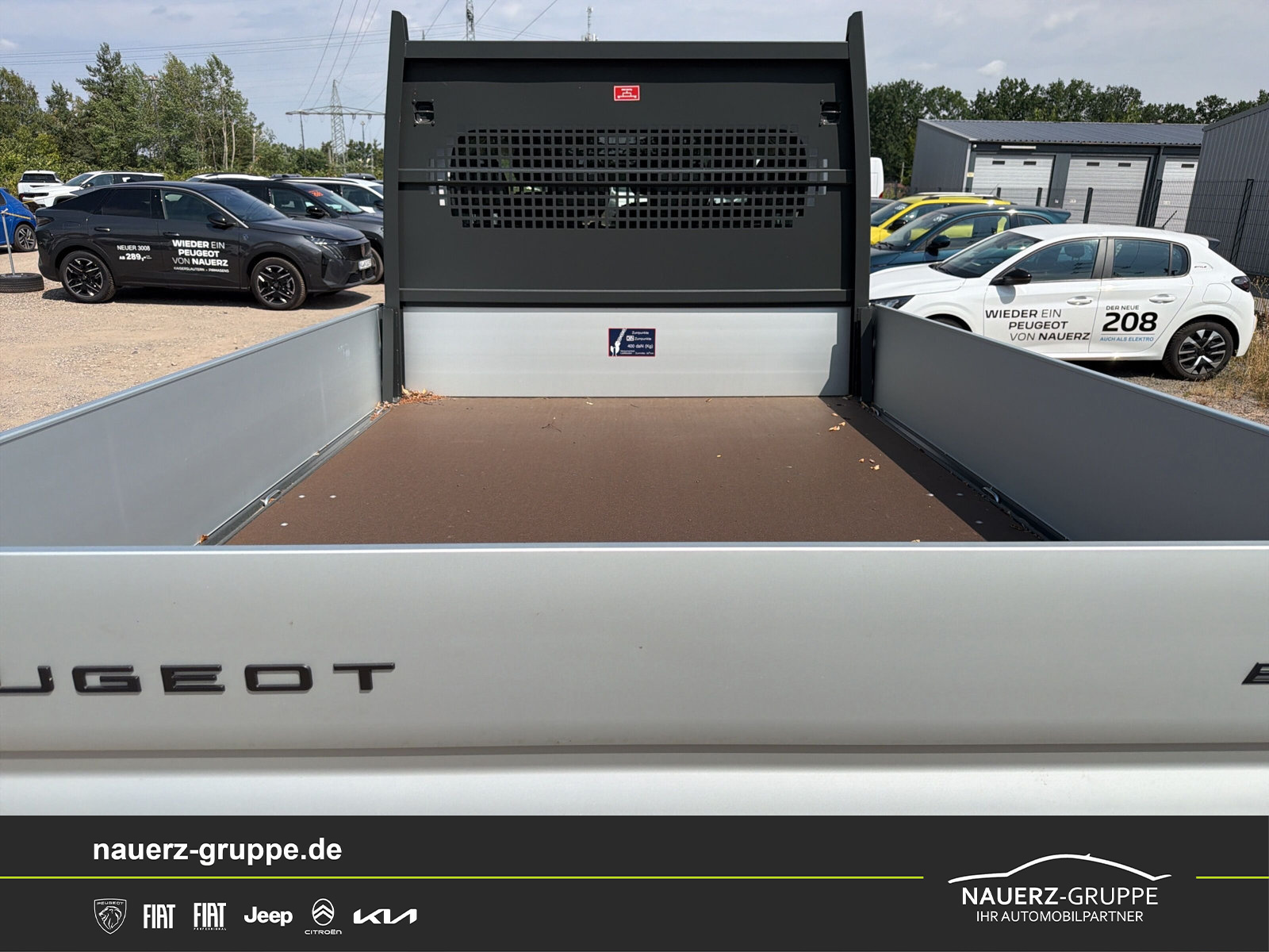 Fahrzeugabbildung Peugeot Boxer Pritsche/Kipper Doppelk. 140 335 L3 BlueHDi 140 - mit KI generiert/bearbeitet