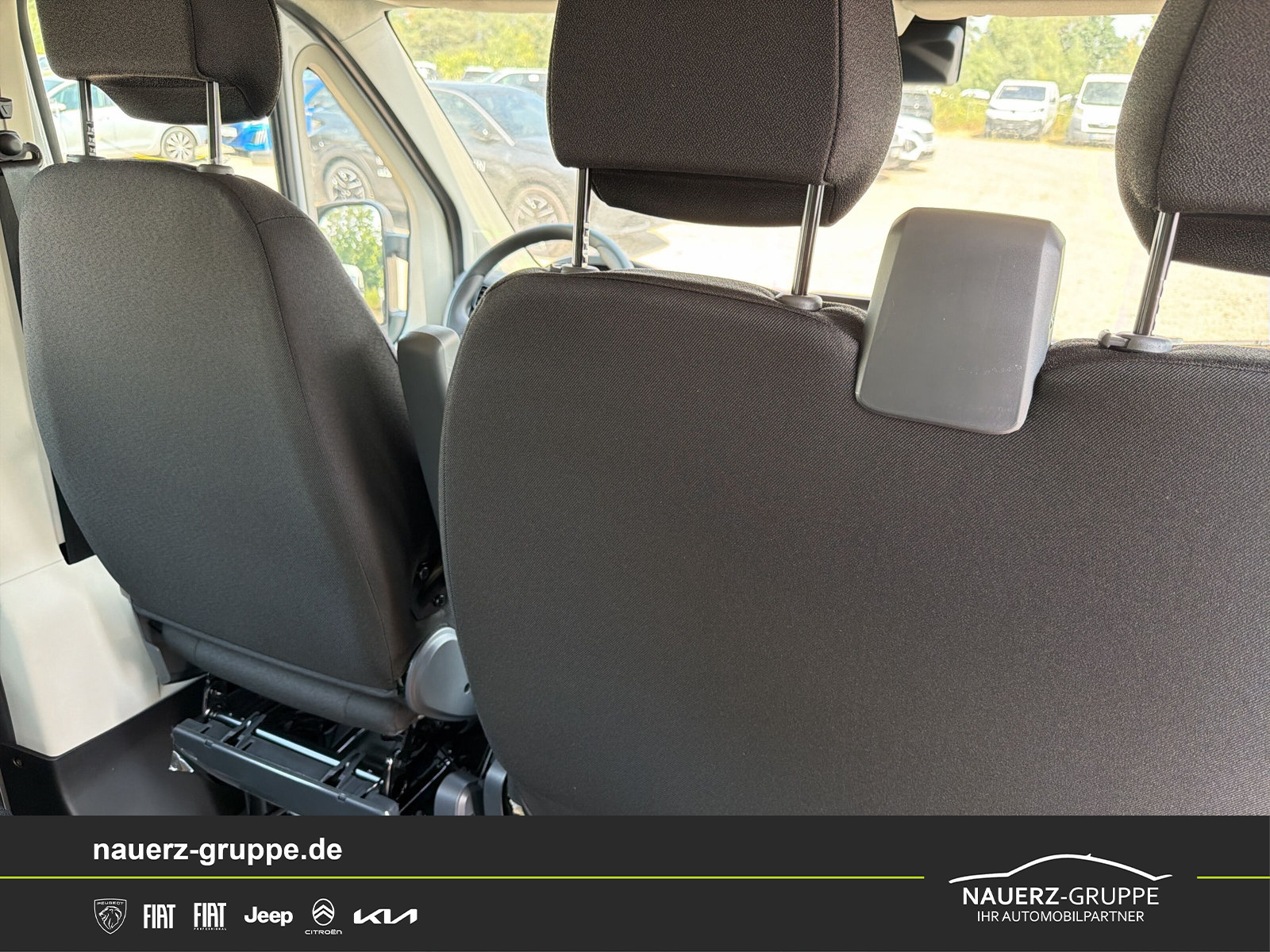 Fahrzeugabbildung Peugeot Boxer Pritsche/Kipper Doppelk. 140 335 L3 BlueHDi 140 - mit KI generiert/bearbeitet