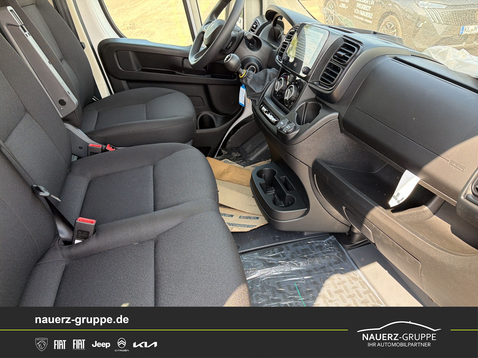 Fahrzeugabbildung Peugeot Boxer Pritsche/Kipper Doppelk. 140 335 L3 BlueHDi 140 - mit KI generiert/bearbeitet