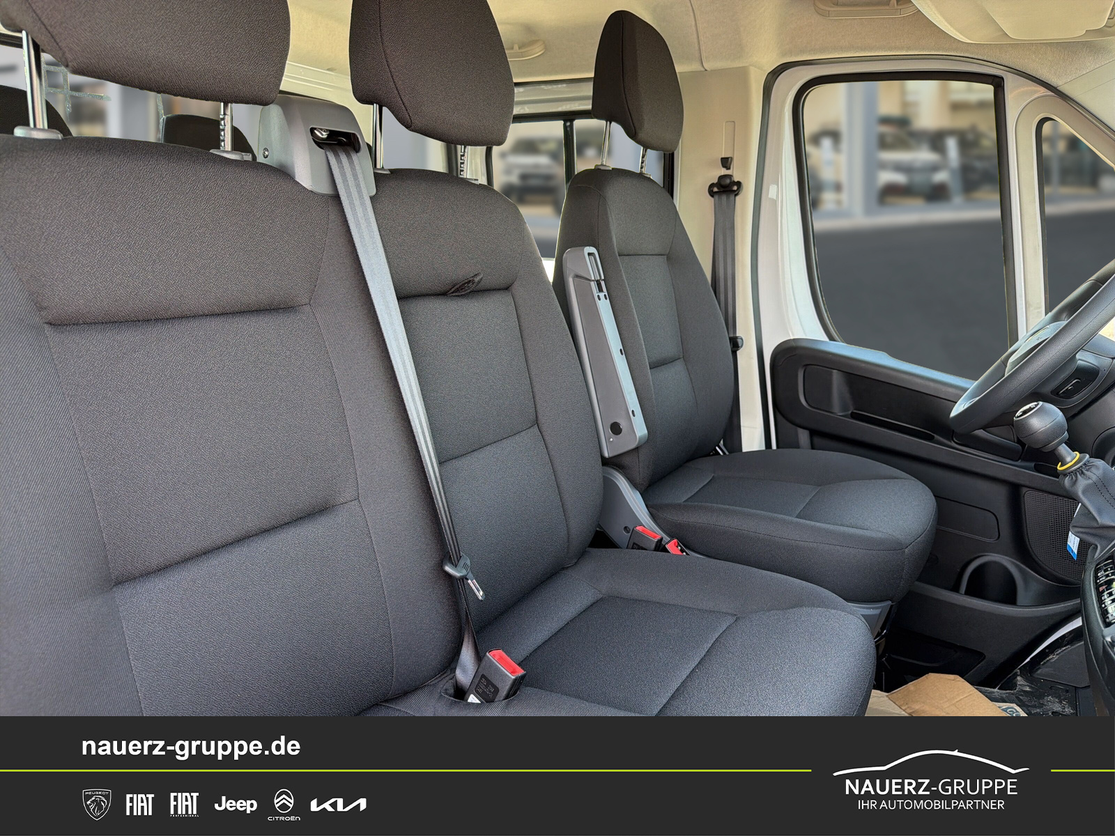 Fahrzeugabbildung Peugeot Boxer Pritsche/Kipper Doppelk. 140 335 L3 BlueHDi 140 - mit KI generiert/bearbeitet