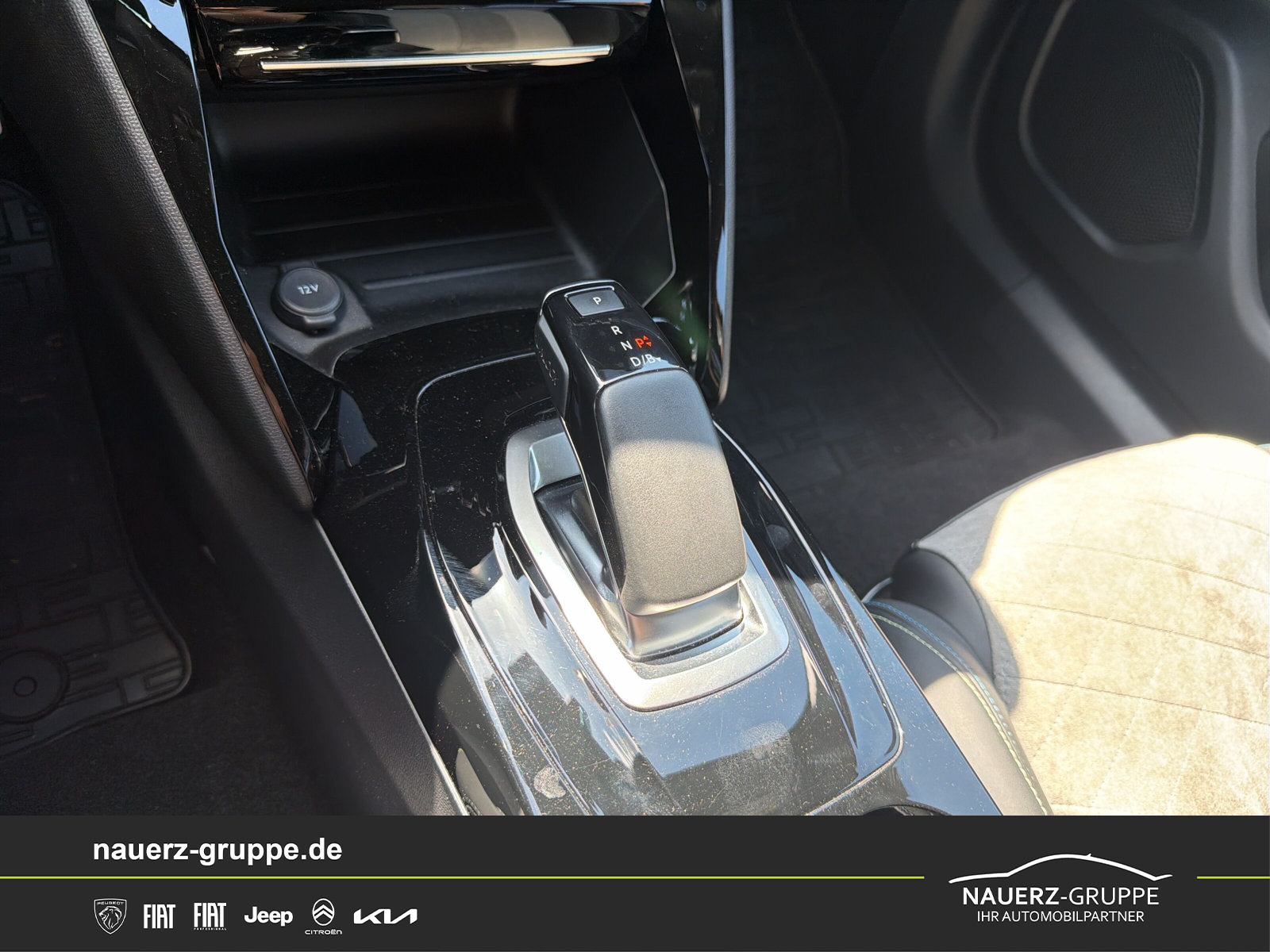 Fahrzeugabbildung Peugeot 2008 e- GT NAVI SHZ - mit KI generiert/bearbeitet