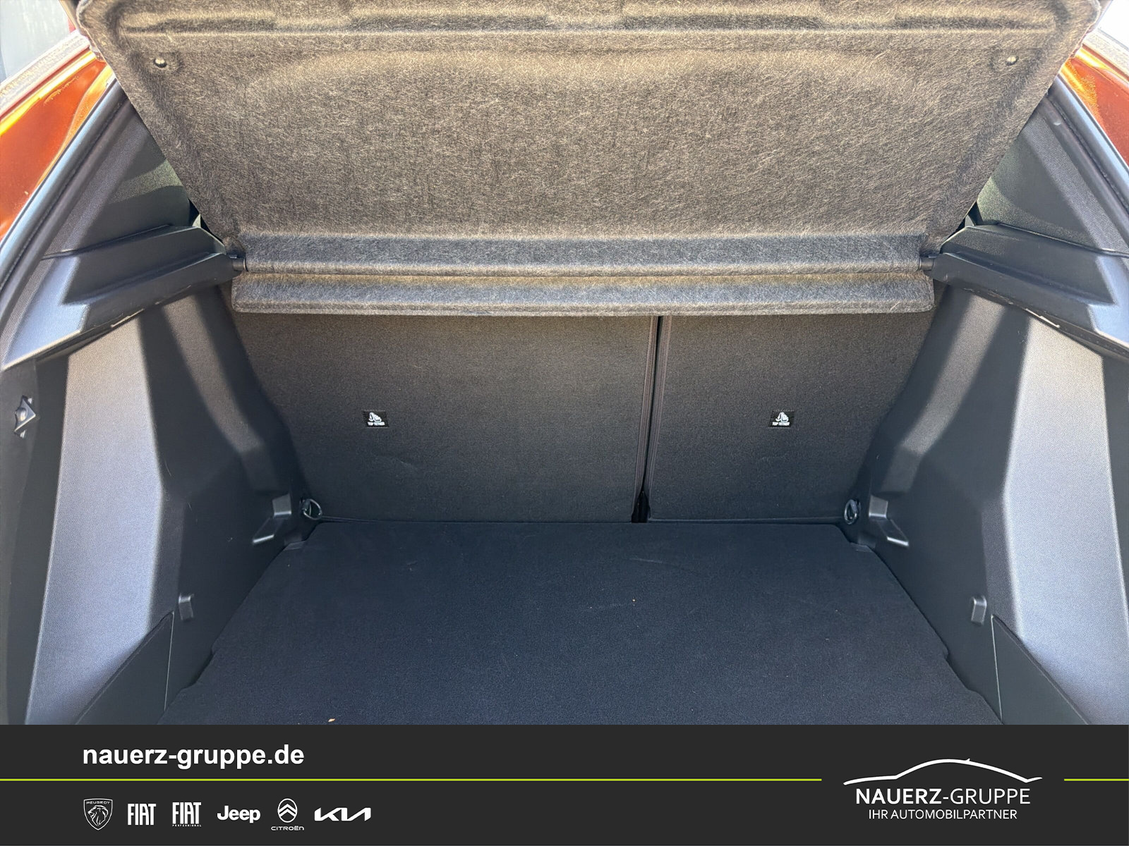 Fahrzeugabbildung Peugeot 2008 e- GT NAVI SHZ - mit KI generiert/bearbeitet