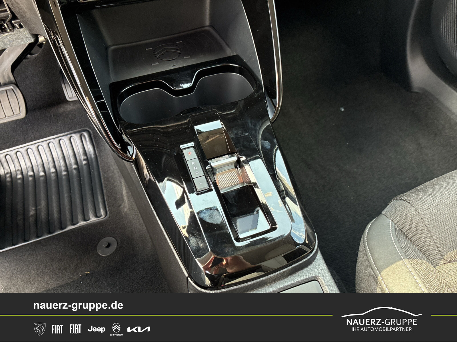 Fahrzeugabbildung Citroen C3 Aircross Hybrid 145 MAX - mit KI generiert/bearbeitet