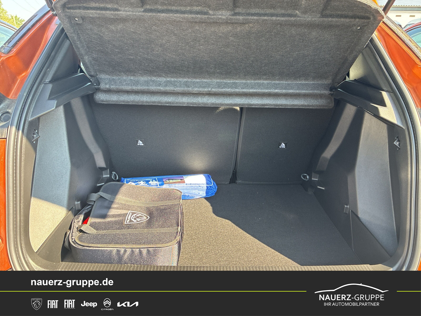 Fahrzeugabbildung Peugeot 2008 e- Active Pack 136 - mit KI generiert/bearbeitet