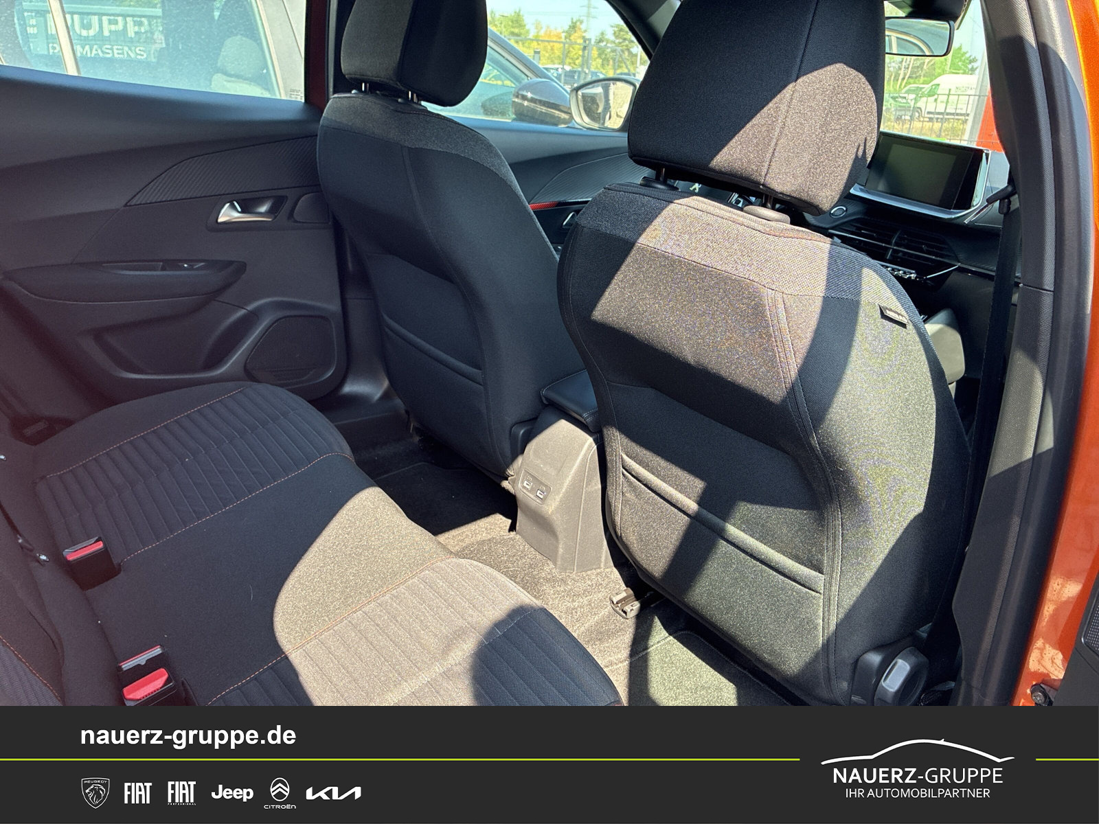 Fahrzeugabbildung Peugeot 2008 e- Active Pack 136 - mit KI generiert/bearbeitet