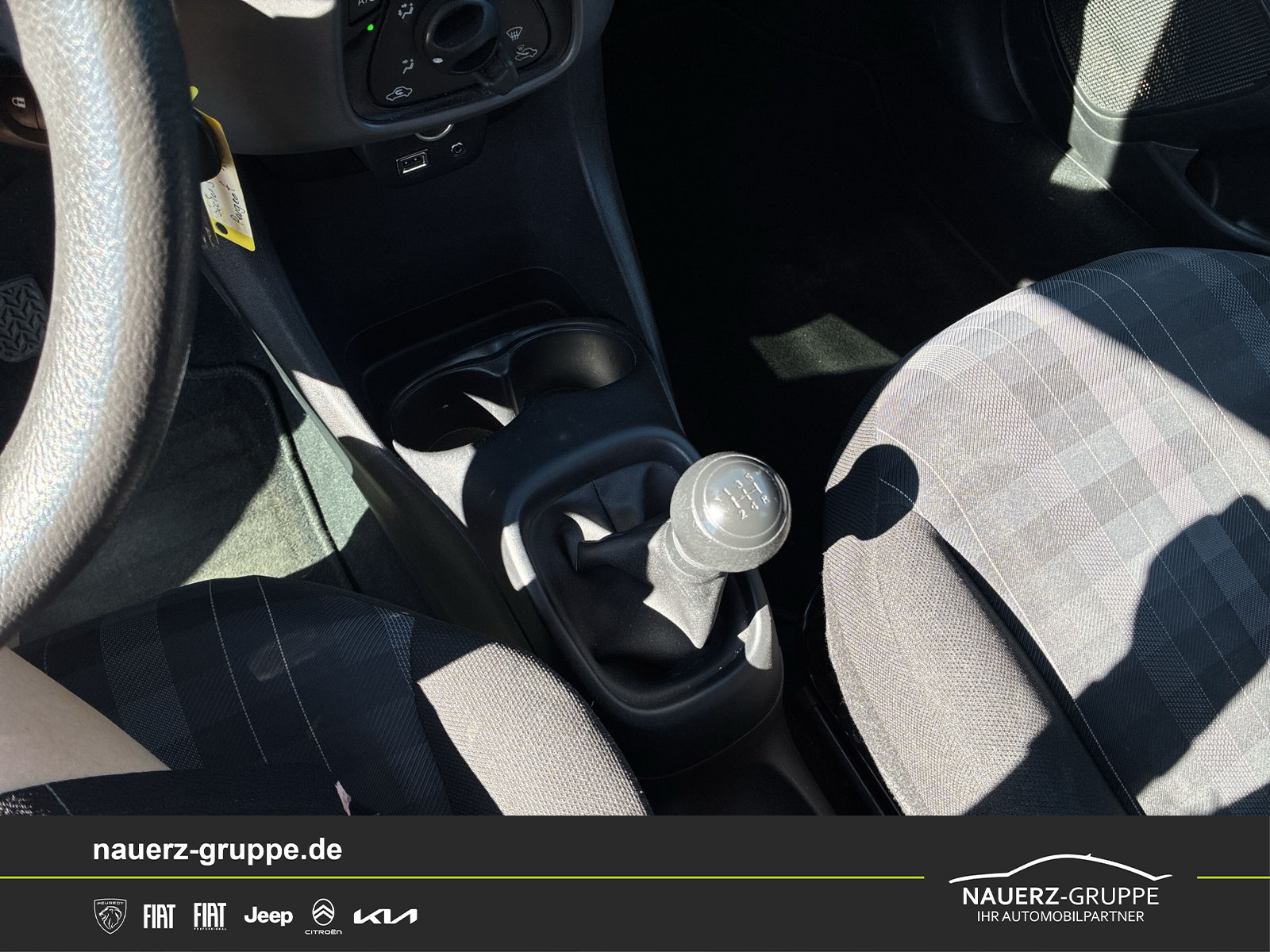 Fahrzeugabbildung Peugeot 108 Active 72PS - mit KI generiert/bearbeitet