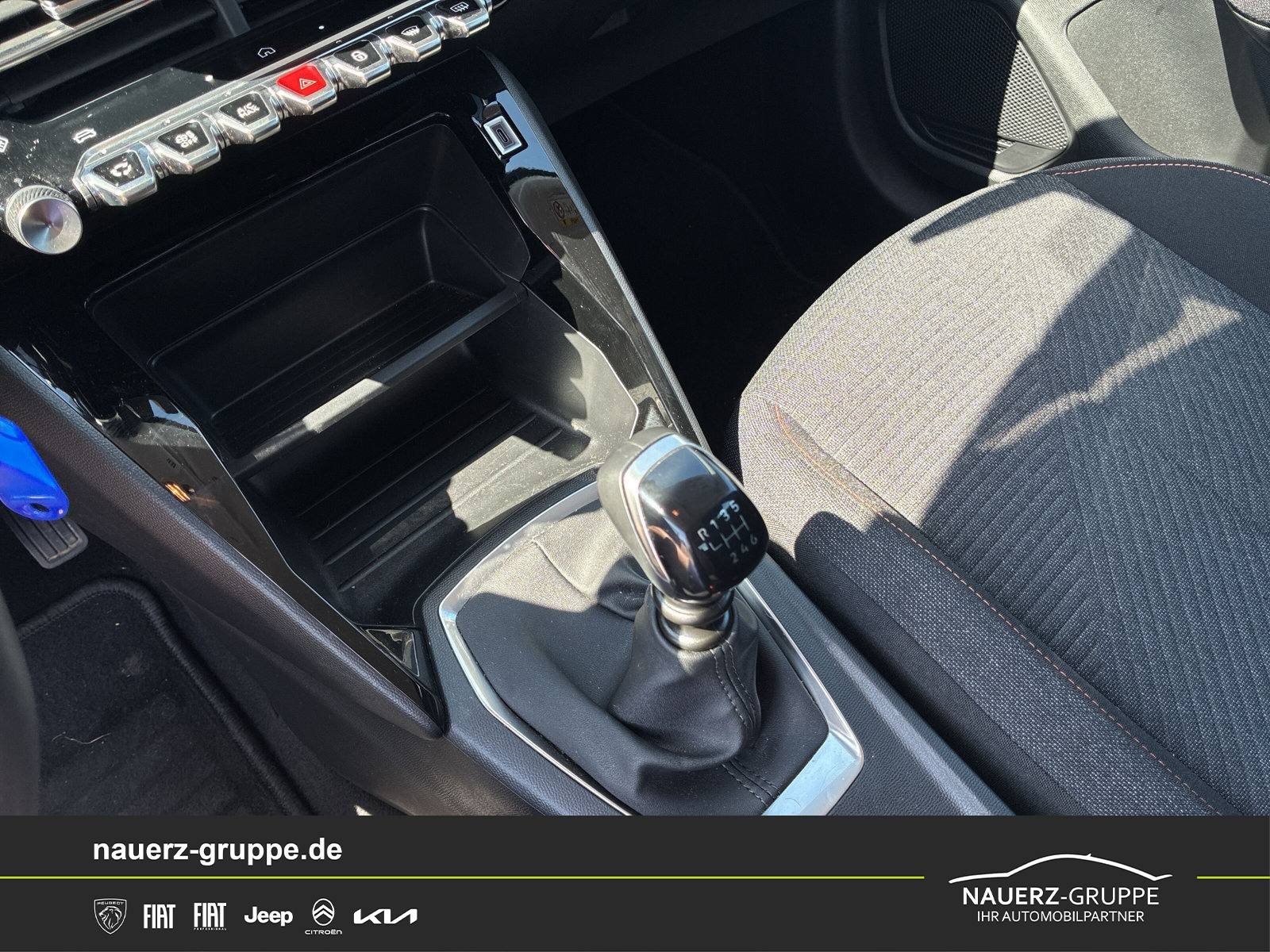 Fahrzeugabbildung Peugeot 208 Style PureTech 100