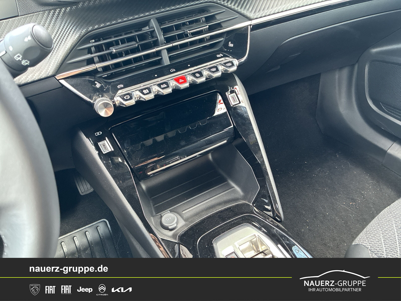Fahrzeugabbildung Peugeot 2008 Allure Hybrid 145 - mit KI generiert/bearbeitet