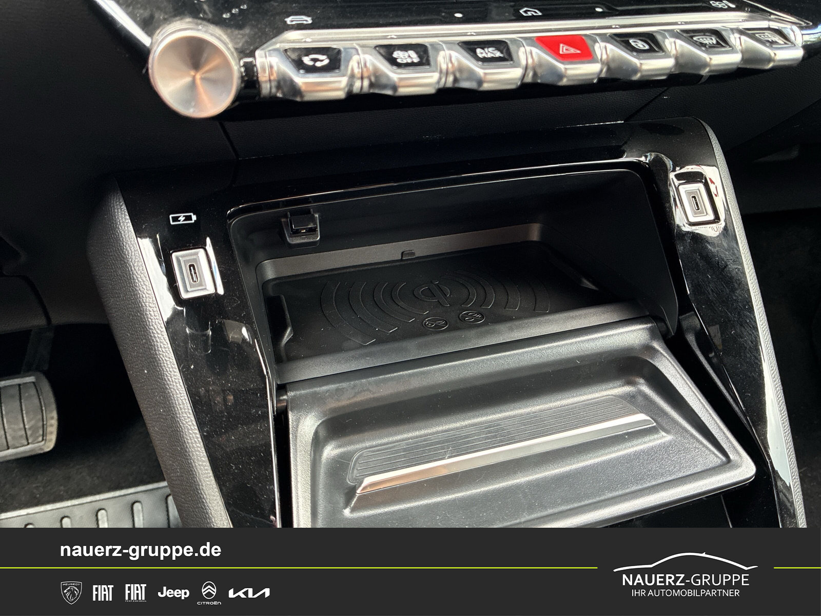 Fahrzeugabbildung Peugeot 2008 Allure Hybrid 145 - mit KI generiert/bearbeitet
