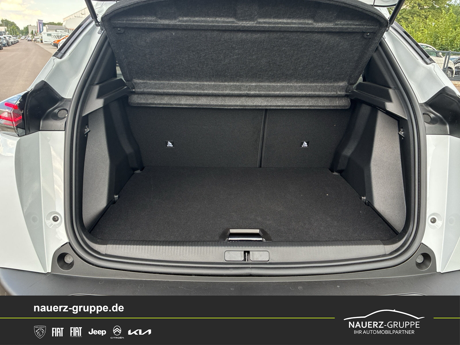 Fahrzeugabbildung Peugeot 2008 Allure Hybrid 145 - mit KI generiert/bearbeitet