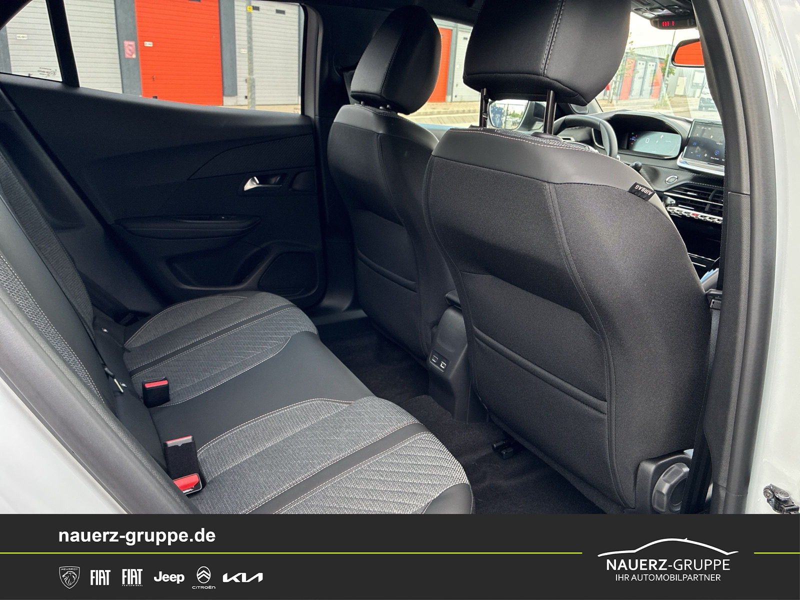 Fahrzeugabbildung Peugeot 2008 Allure Hybrid 145 - mit KI generiert/bearbeitet