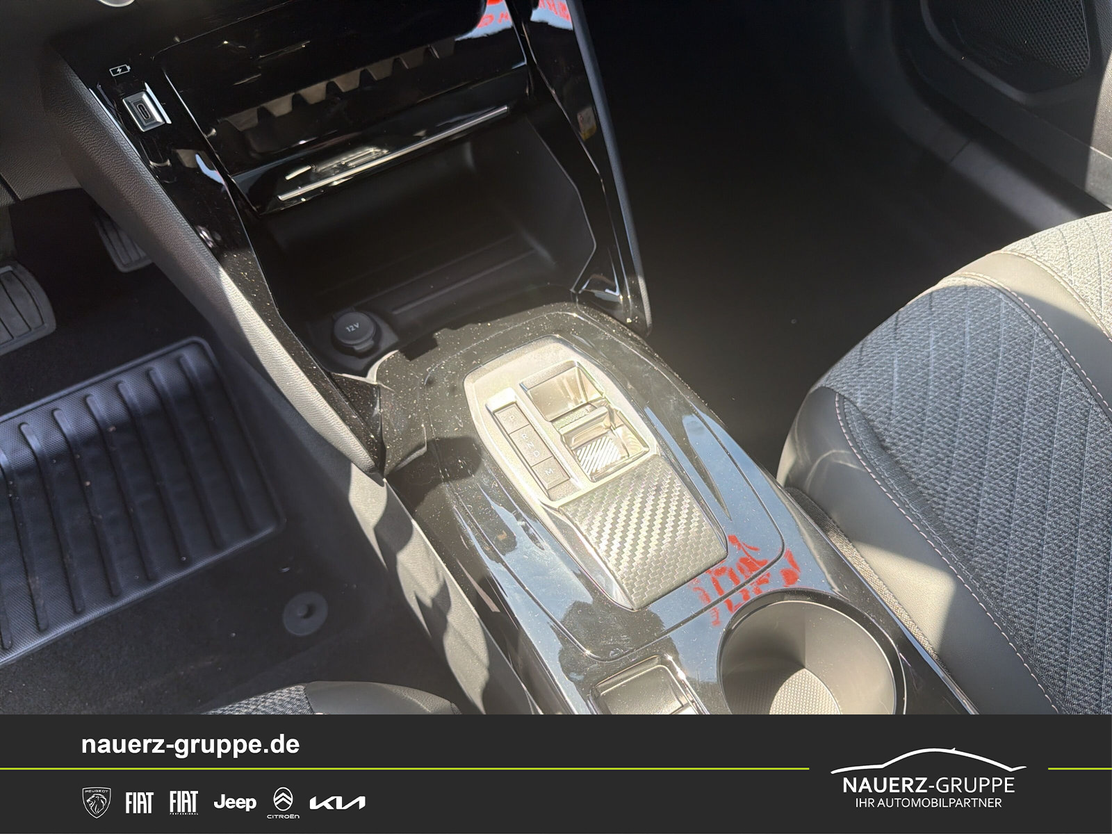 Fahrzeugabbildung Peugeot 2008 Hybrid 145 Allure