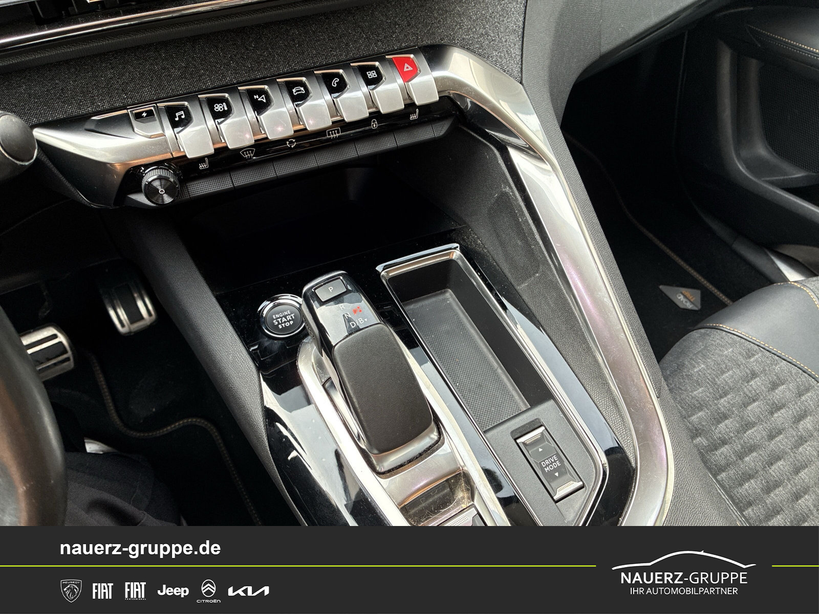 Fahrzeugabbildung Peugeot 3008 Plug-in Hybrid 225 Roadtrip - mit KI generiert/bearbeitet