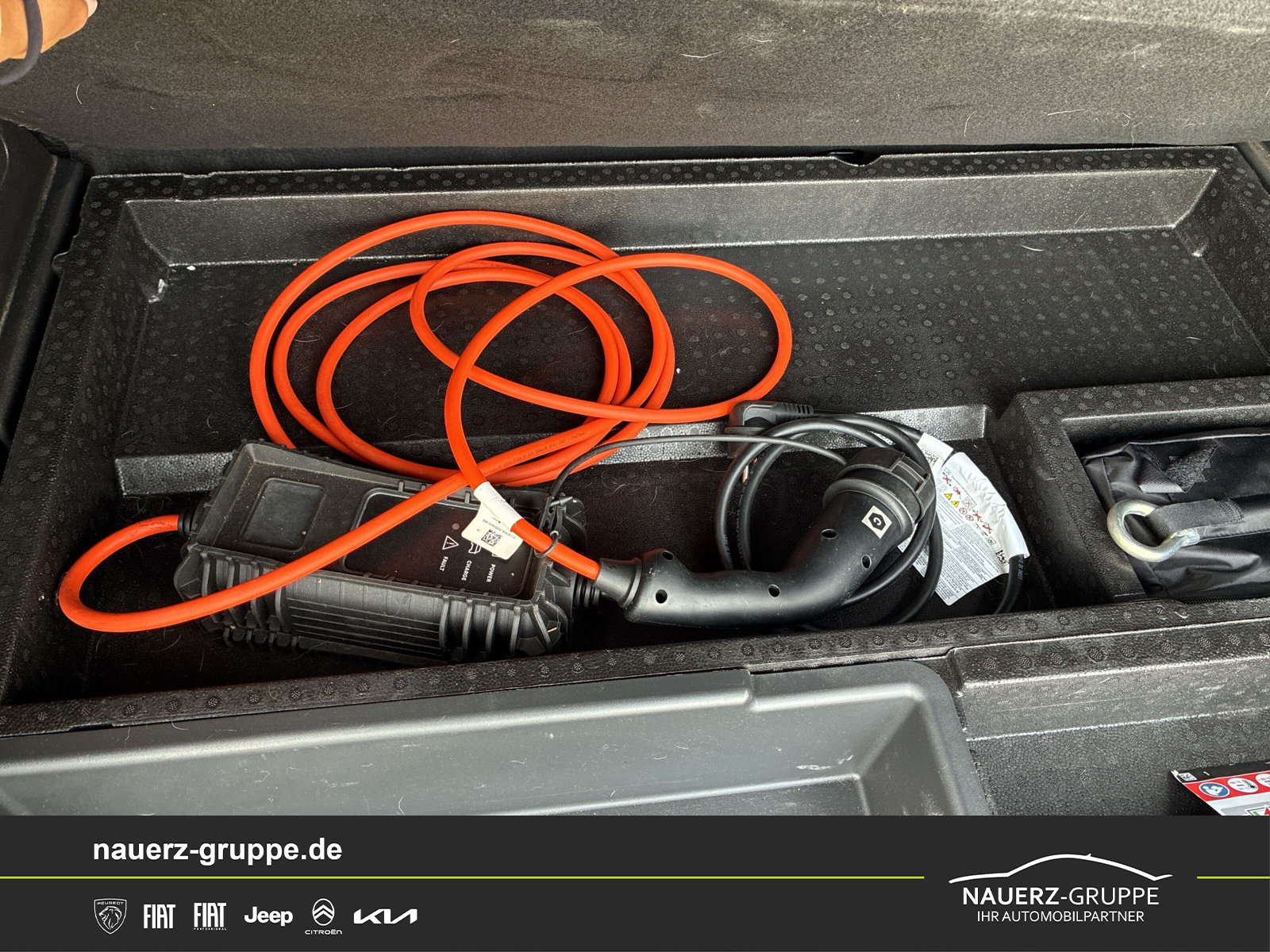 Fahrzeugabbildung Peugeot 3008 Plug-in Hybrid 225 Roadtrip - mit KI generiert/bearbeitet