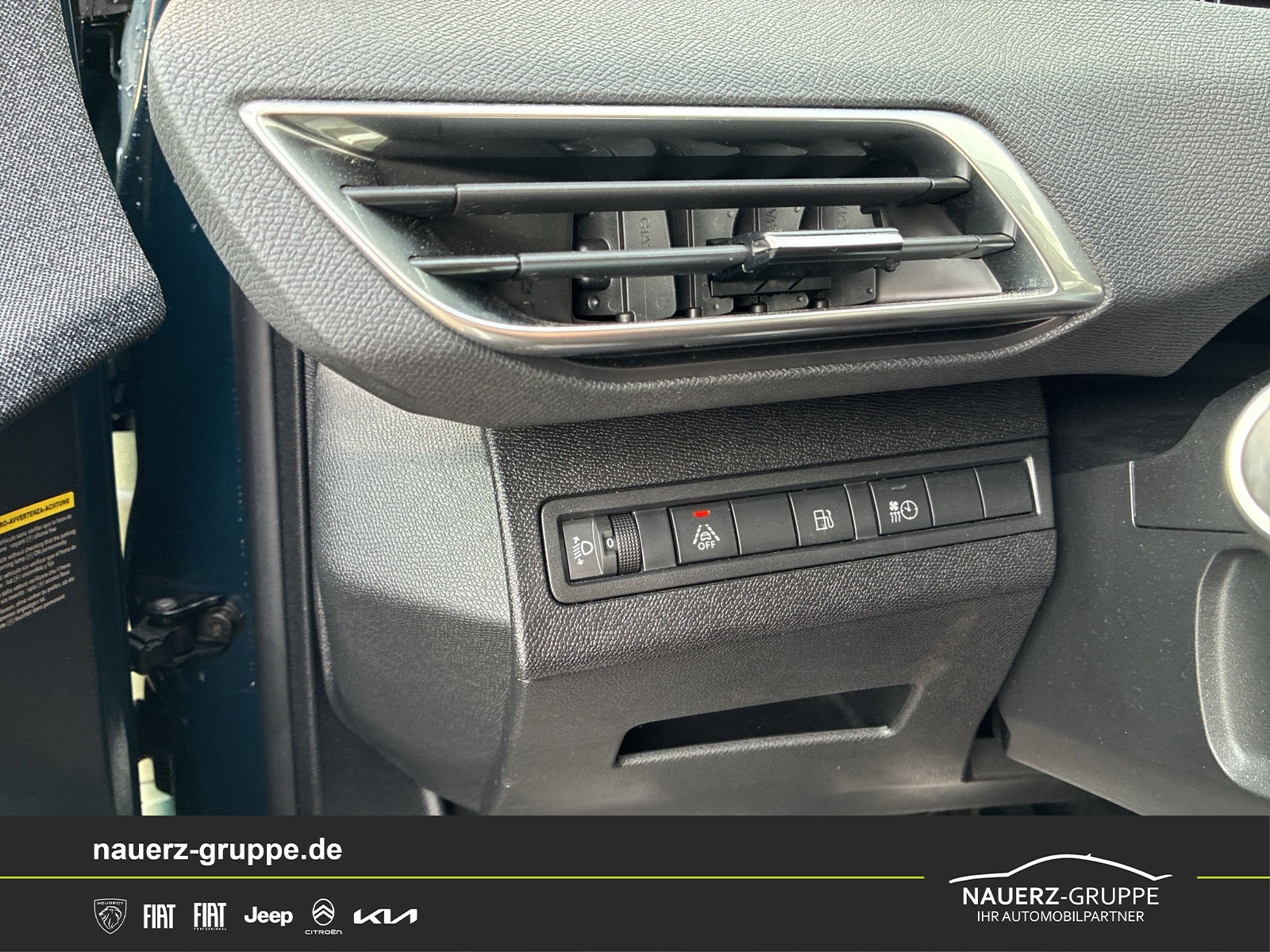 Fahrzeugabbildung Peugeot 3008 Plug-in Hybrid 225 Roadtrip - mit KI generiert/bearbeitet