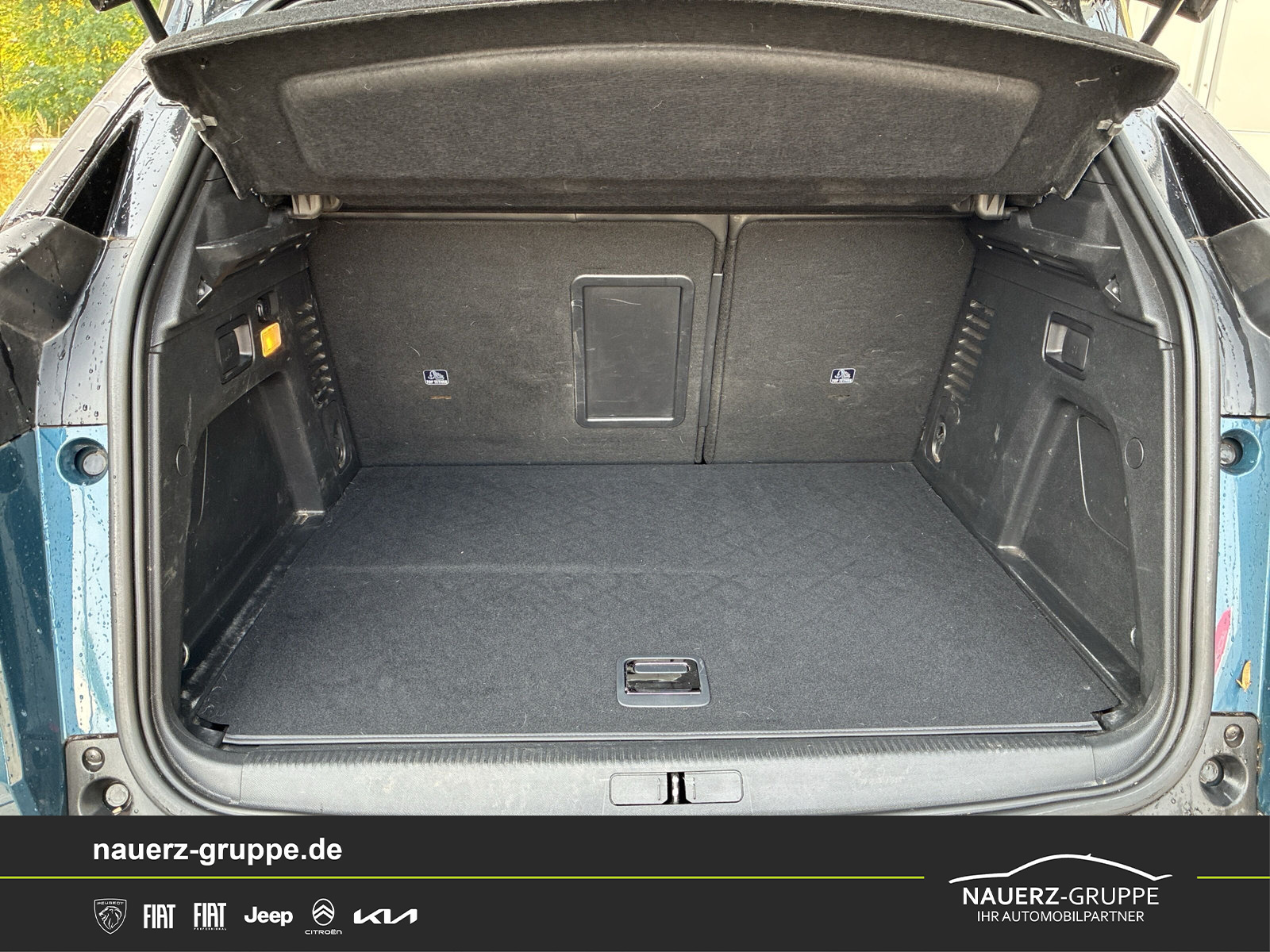 Fahrzeugabbildung Peugeot 3008 Plug-in Hybrid 225 Roadtrip - mit KI generiert/bearbeitet