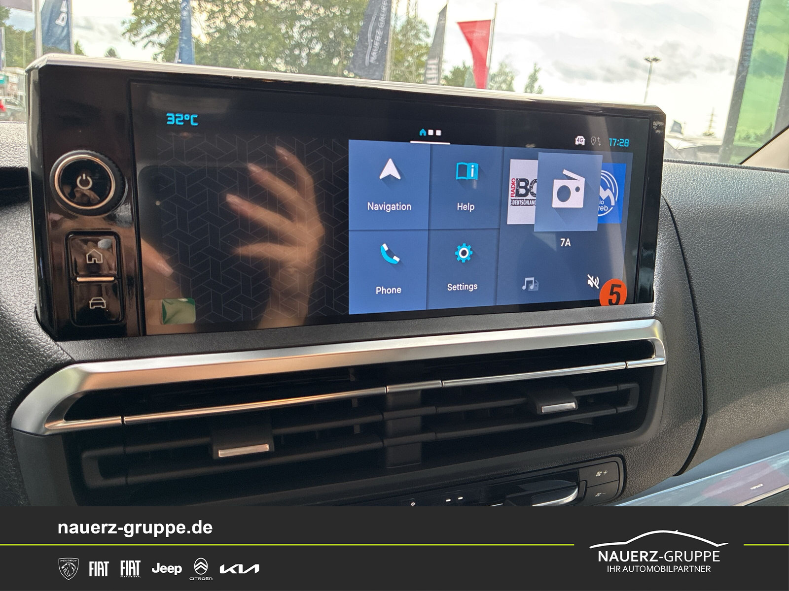 Fahrzeugabbildung Citroen Spacetourer Plus M 180 EAT8 Diesel - mit KI generiert/bearbeitet