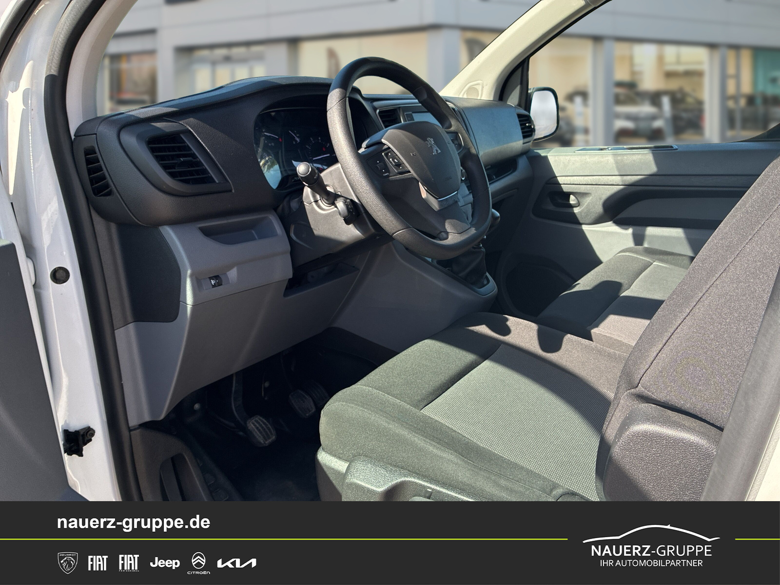 Fahrzeugabbildung Peugeot Expert Kombi L3 120 9 Sitzer