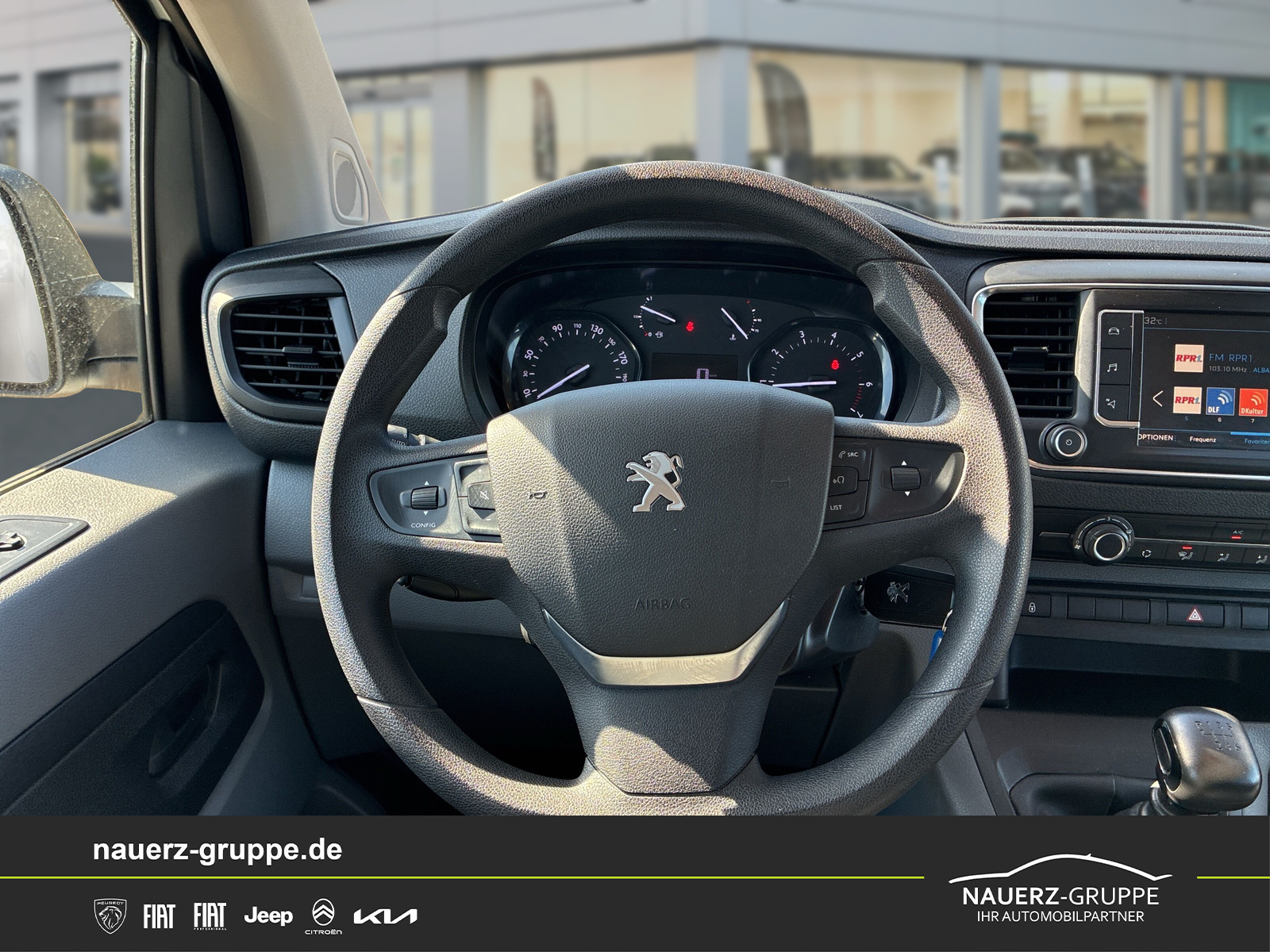 Fahrzeugabbildung Peugeot Expert Kombi L3 120 9 Sitzer