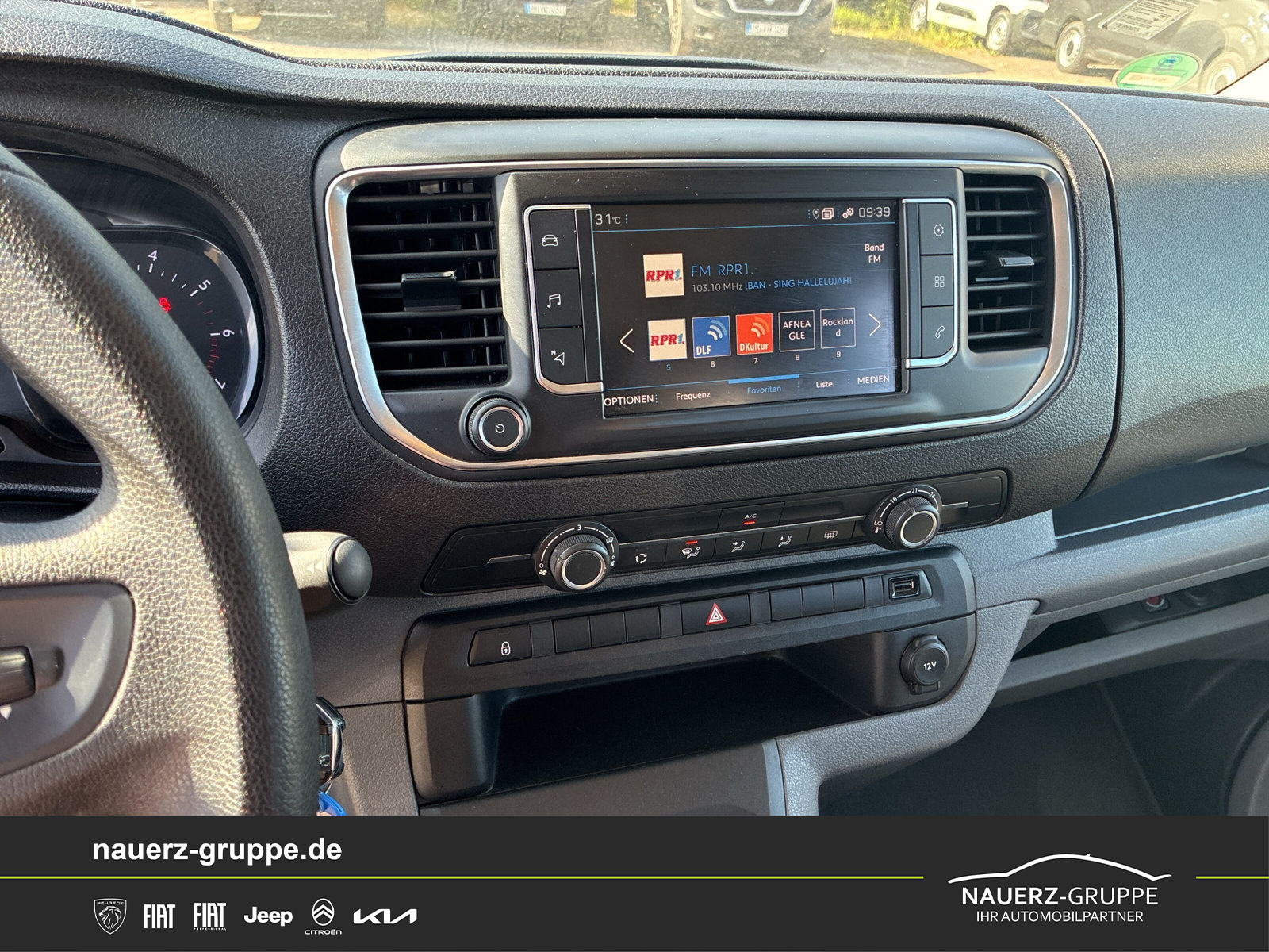 Fahrzeugabbildung Peugeot Expert Kombi L3 120 9 Sitzer
