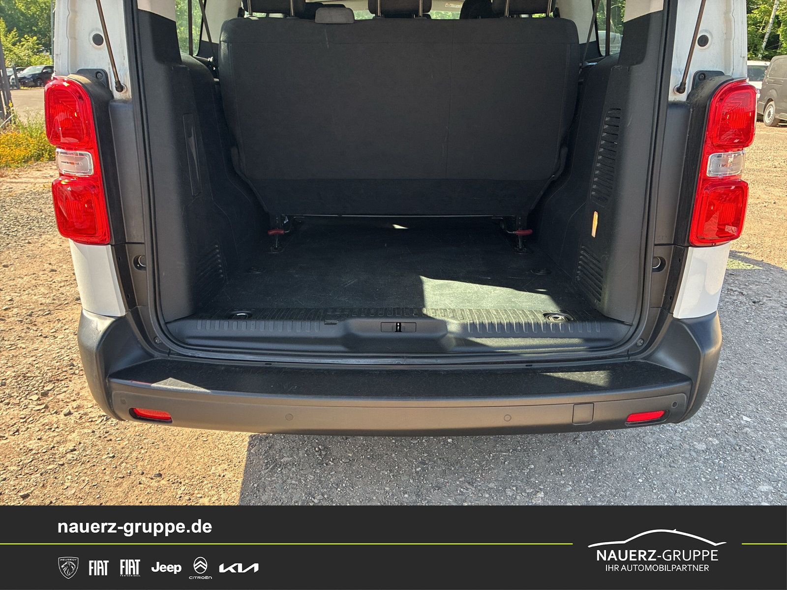 Fahrzeugabbildung Peugeot Expert Kombi L3 120 9 Sitzer