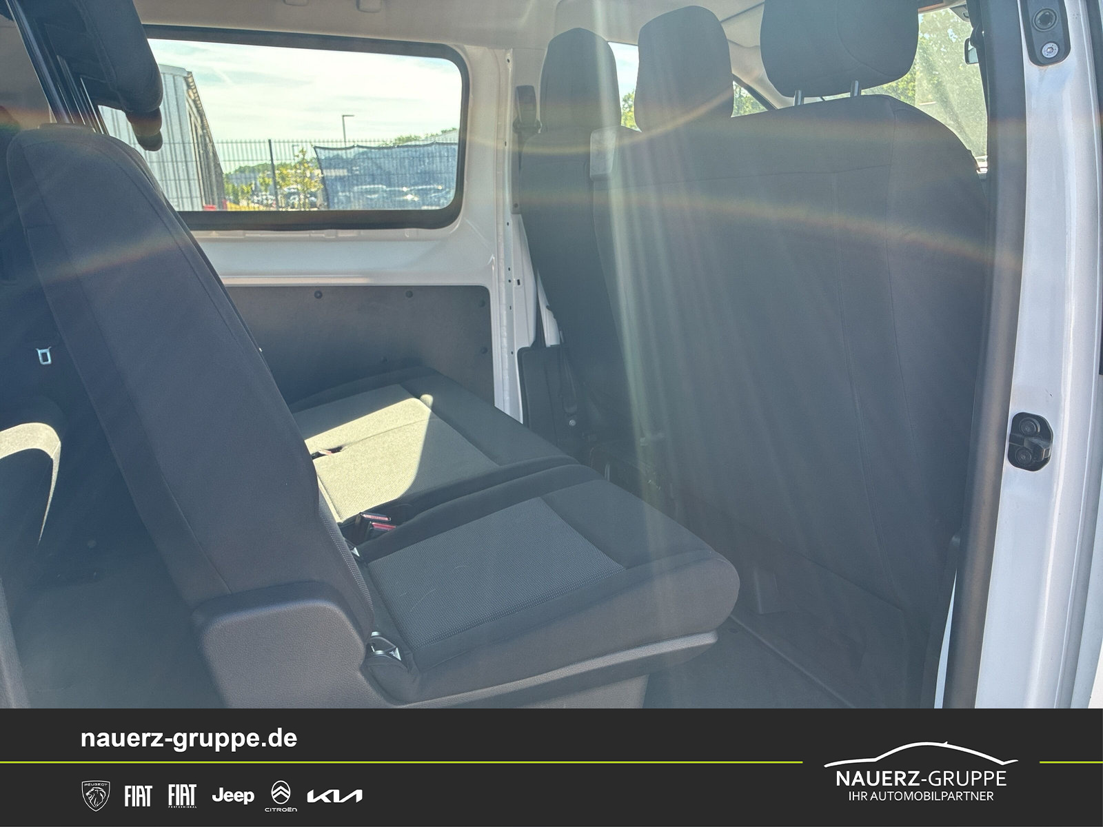 Fahrzeugabbildung Peugeot Expert Kombi L3 120 9 Sitzer