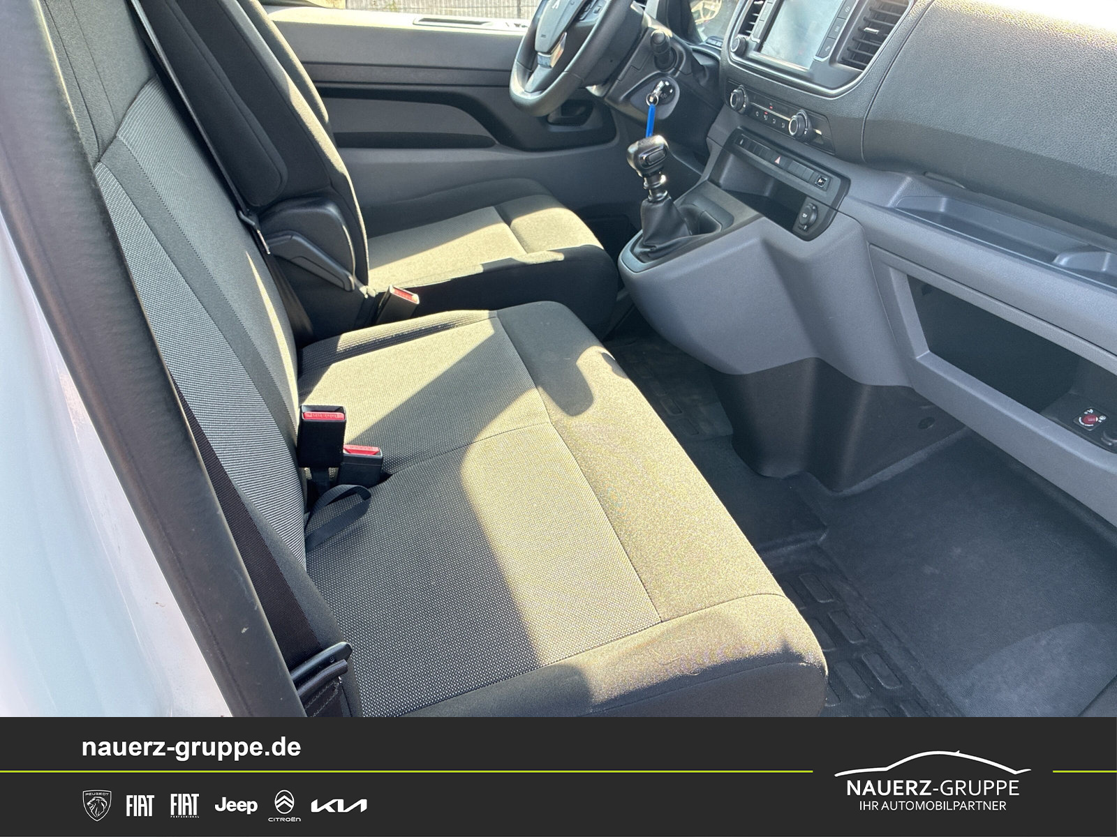Fahrzeugabbildung Peugeot Expert Kombi L3 120 9 Sitzer